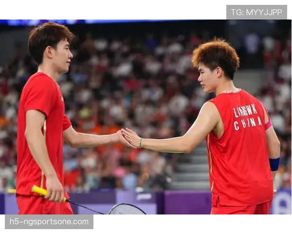 梁伟铿赛场外居然这么会花钱？看他钱包厚度我都怀疑生活费从哪来