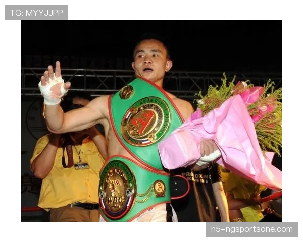 熊朝忠家里摆满冠军腰带，邻居以为开了五金店