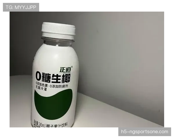 袁心玥训练间的饮料不是水，是拿铁，这得多休闲到家了吧？